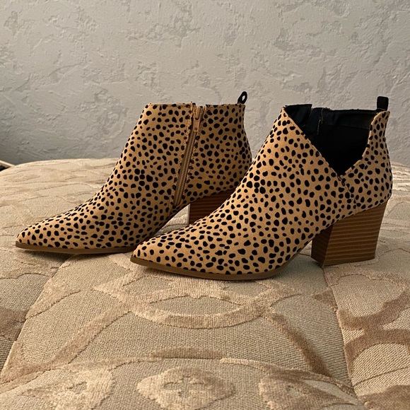 qupid cheetah booties